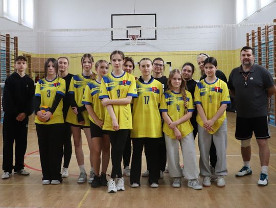 Mecz siatkówki - Uczniowie kontra Nauczyciele