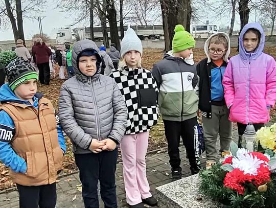 Wizyta klas 1-3 na cmentarzu