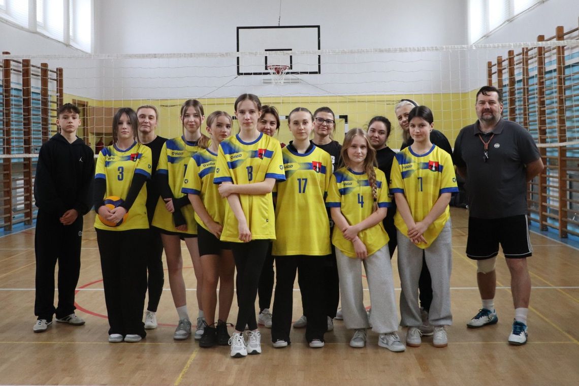 Mecz siatkówki - Uczniowie kontra Nauczyciele Mecz siatkówki - Uczniowie kontra Nauczyciele