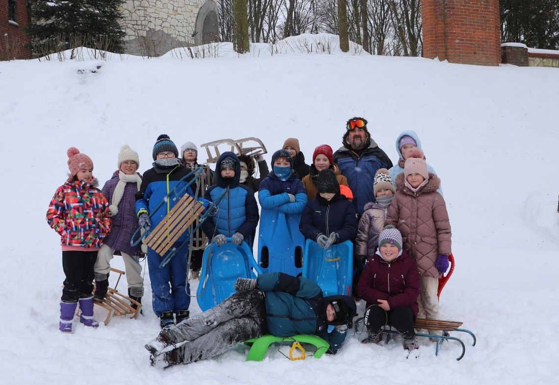 „Sanki, śnieg i mnóstwo śmiechu – tak bawiliśmy się na pobliskiej górce! "