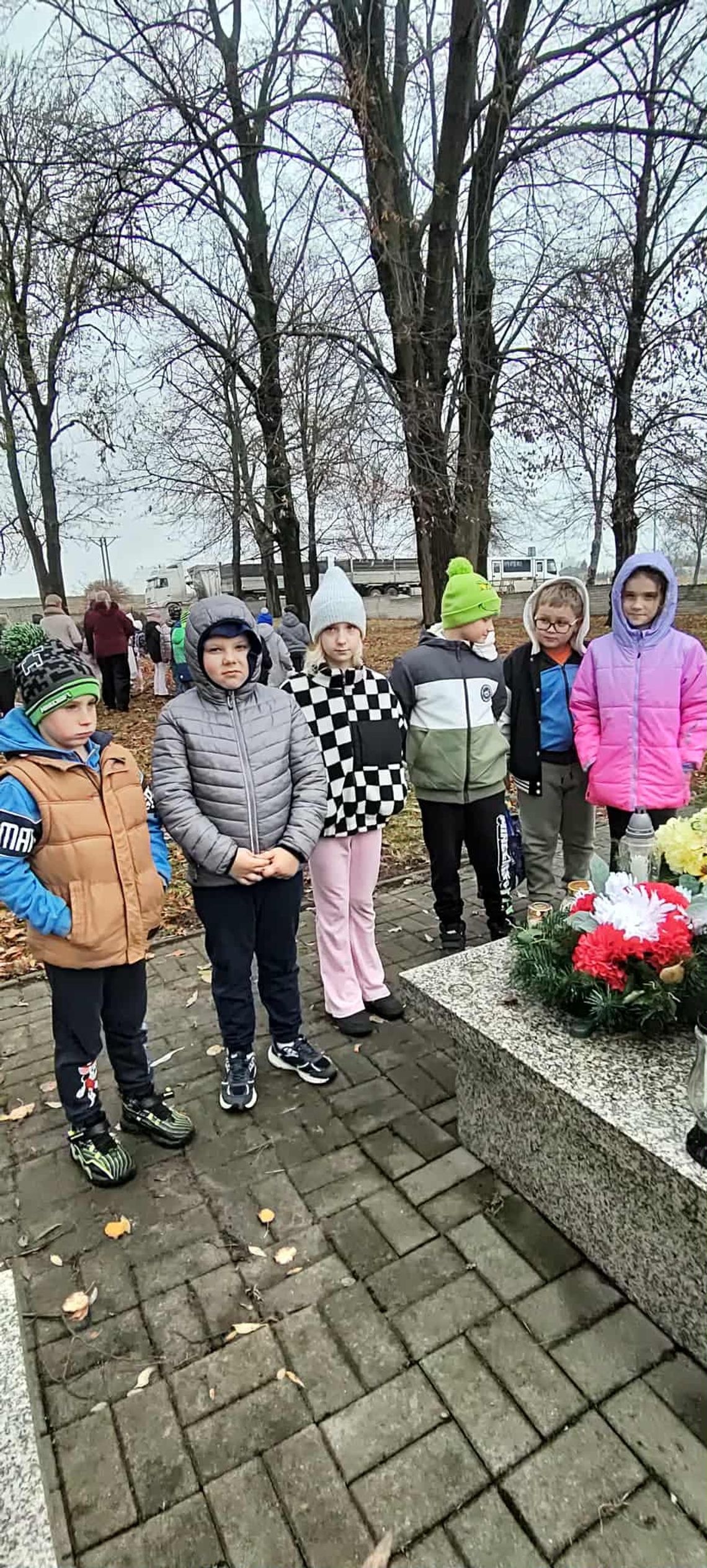 Wizyta klas 1-3 na cmentarzu