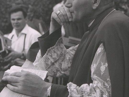 Ks. abp Karol Wojtyła na dziedzińcu KUL-u (1965-75), fot. Marian Hałasa/KUL