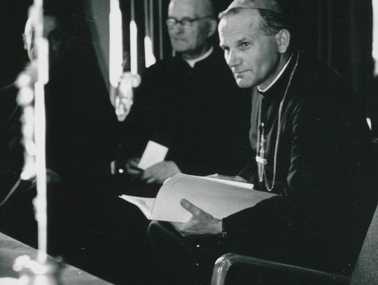 Ks. abp Karol Wojtyła po wygłoszonym referacie (1964), fot. Marian Hałasa/KUL