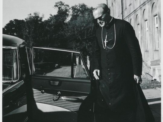 Ks. abp Karol Wojtyła po wygłoszonym referacie (1964), fot. Marian Hałasa/KUL