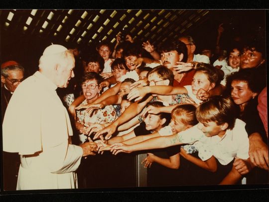Jan Paweł II podczas spotkania z wiernymi w Rzymie (21.07.1990), fot. Autor nieznany 