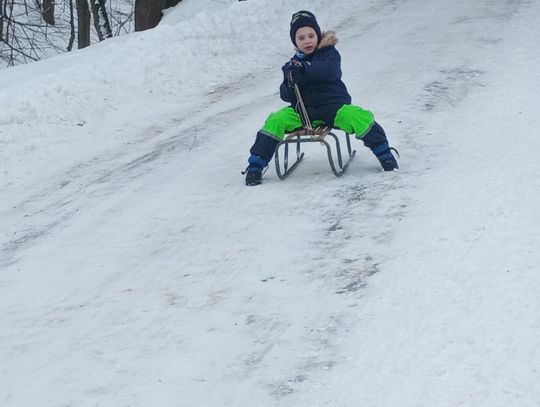 „Sanki, śnieg i mnóstwo śmiechu – tak bawiliśmy się na pobliskiej górce! "